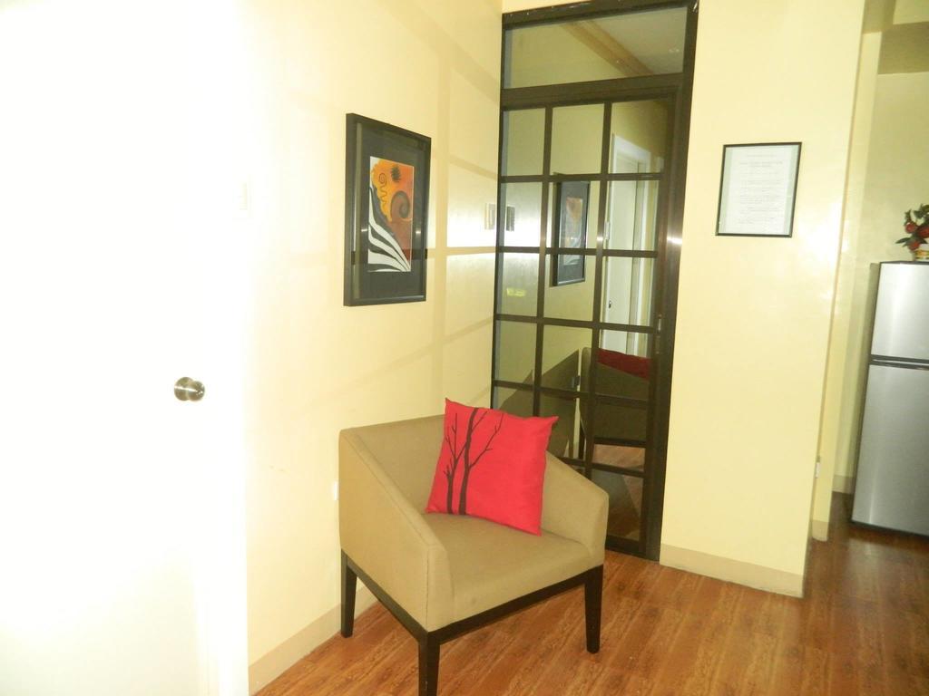 The Saint Joseph Residential Suites Lucena Habitación foto